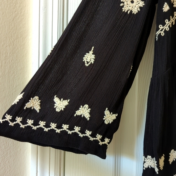 Meadow Rue by Anthropologie Boho Embroidered Flared Sleeve Blouse Black Cream S - Picture 4 of 12